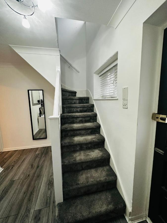 Stylish 3 Bed Semi In Windsor Exterior foto